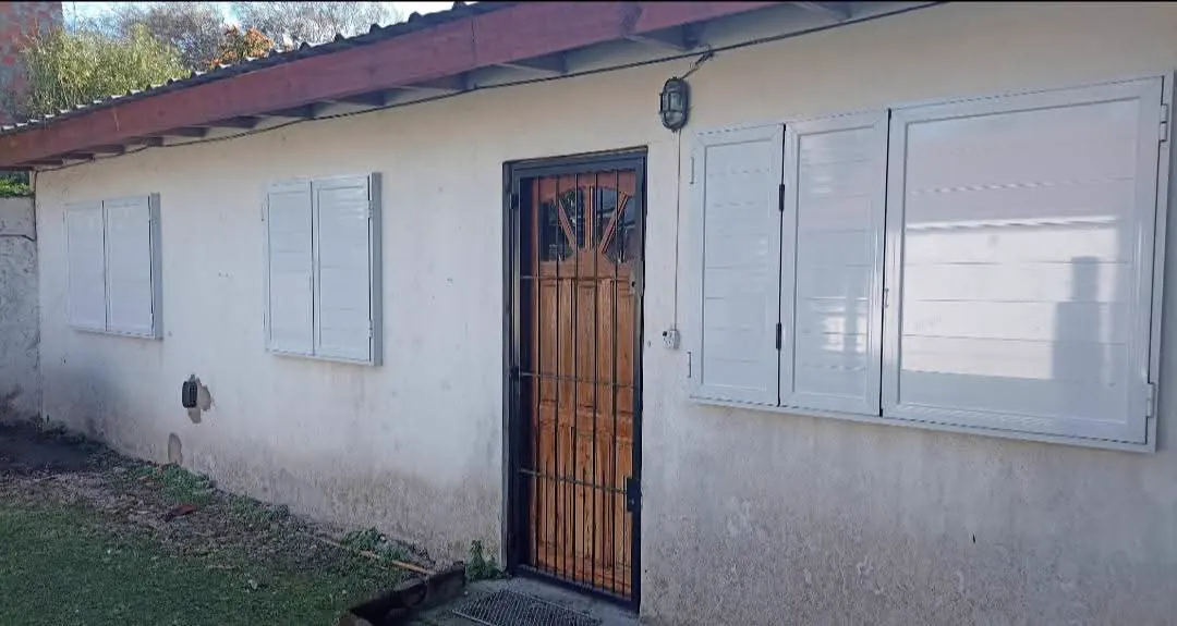 Postigos blancos de aluminio instalados en una vivienda